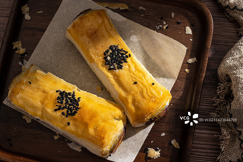 稻香村美食糕点紫薯蛋黄卷图片素材