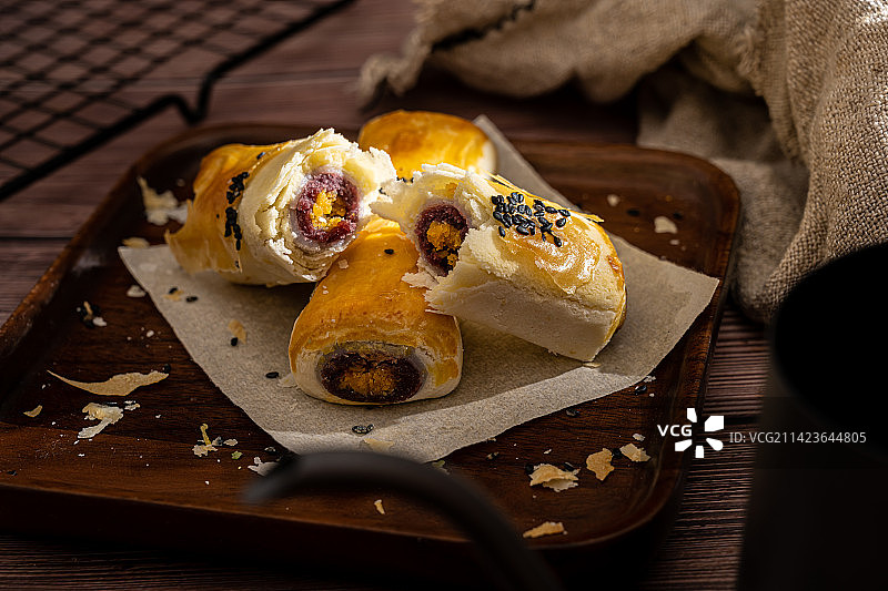 稻香村美食糕点紫薯蛋黄卷图片素材