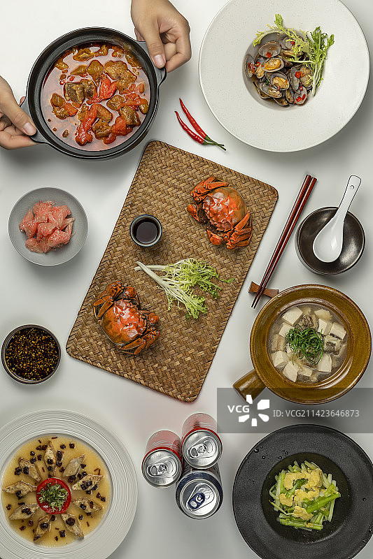 大闸蟹｜餐桌上食物的高角度视图图片素材