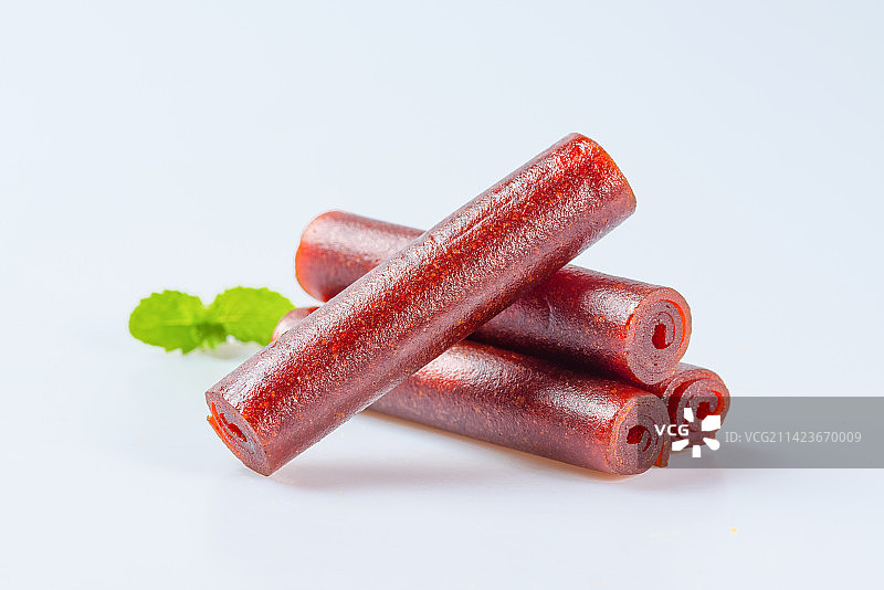 白底上的山楂卷特写图片素材