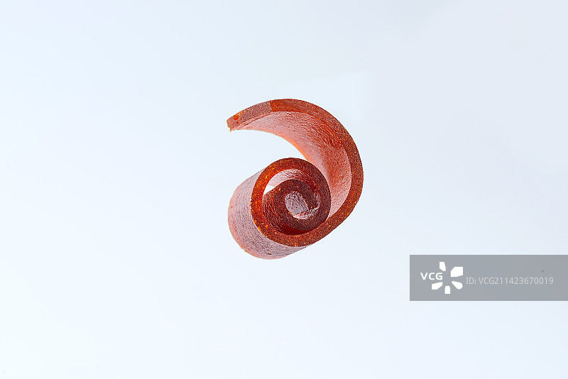 白底上单个的山楂卷特写图片素材