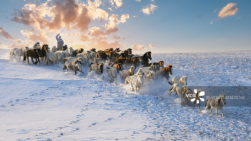 内蒙古自治区赤峰市克什克腾旗乌兰布统春季雪景户外风光图片素材