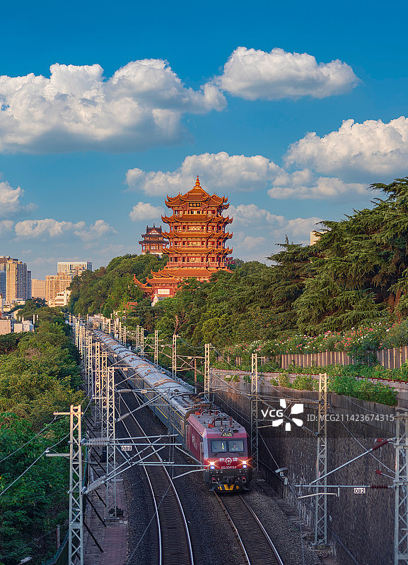 黄鹤楼与和谐号同框图片素材