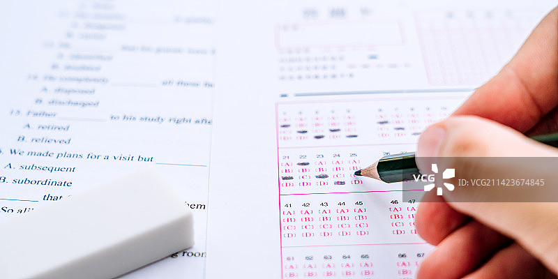 考试答题卡和一支铅笔图片素材