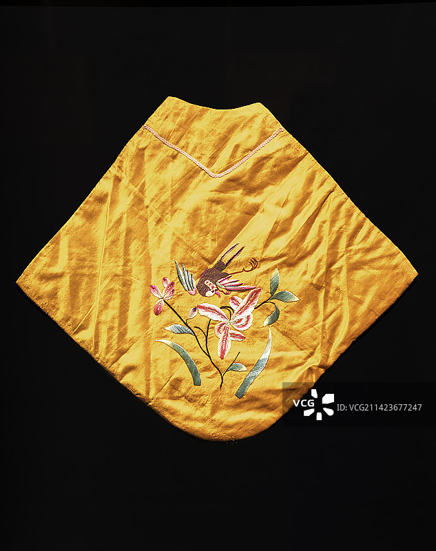 中国传统手工艺品，刺绣腰包，耳暖，虎头帽子，肚兜，门帘，茶杯搭图片素材