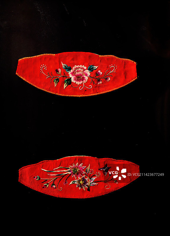 中国传统手工艺品，刺绣腰包，耳暖，虎头帽子，肚兜，门帘，茶杯搭图片素材