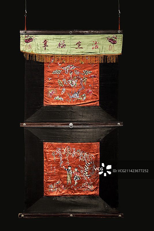 中国传统手工艺品，刺绣腰包，耳暖，虎头帽子，肚兜，门帘，茶杯搭图片素材