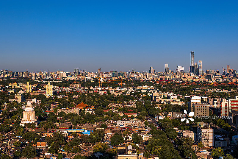 北京白塔寺与国贸商务区遥相呼应图片素材