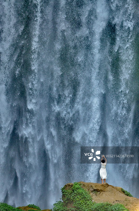 瀑布下的精灵图片素材