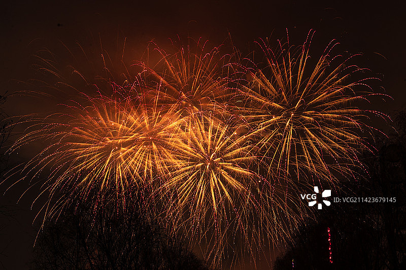 夜间烟花表演的低角度视角图片素材