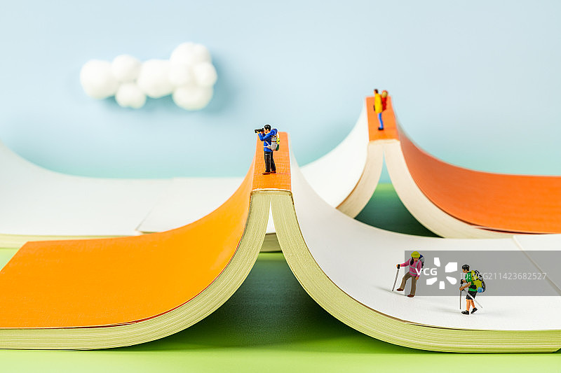 在书本上登山的人创意微缩景观图片素材