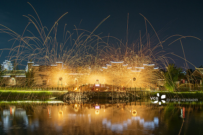 鸠兹古镇打铁花夜景图片素材