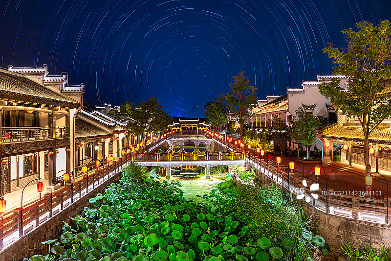 鸠兹古镇打铁花夜景图片素材