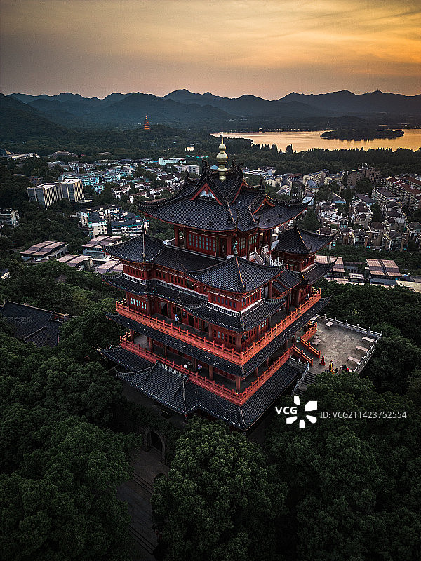 夕阳下的塔图片素材