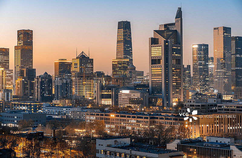 城市建筑夜景风光-北京地标金融建筑，城市天际线-黄昏日落城市天际线摩天大楼建筑都市风光经济商务金融区图片素材