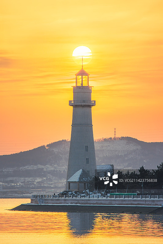 冬季中国山东威海悦海公园灯塔日出图片素材