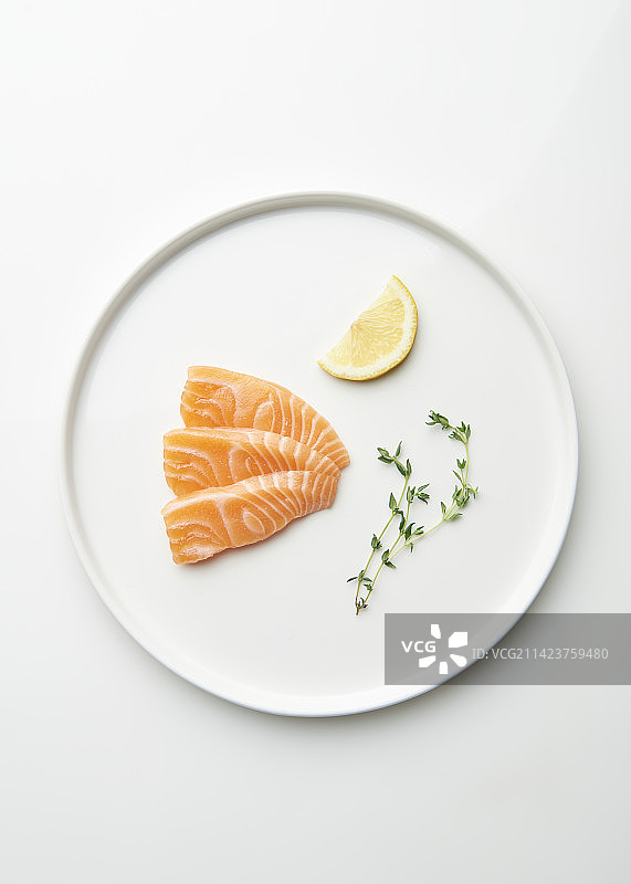 工作室拍摄：白盘香草柠檬三文鱼图片素材
