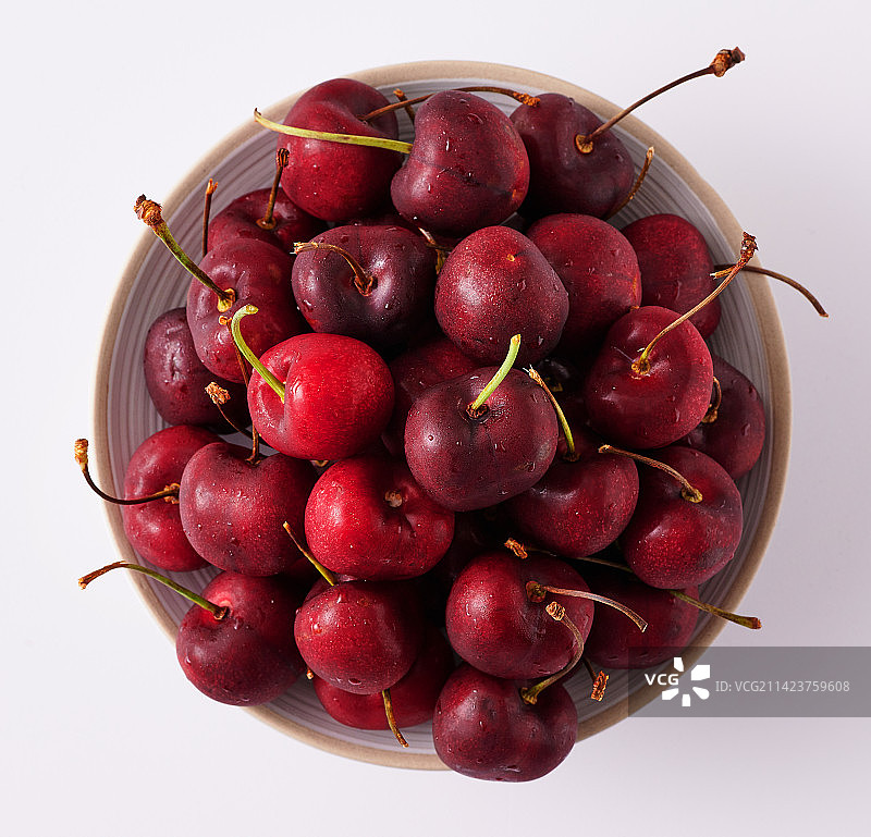 白色背景上的樱桃的影棚照片图片素材
