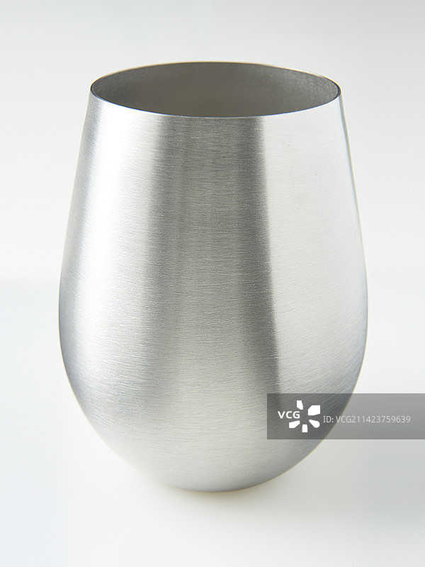白色背景上的不锈钢杯子影棚照片图片素材