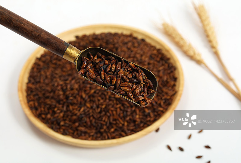 一勺大麦茶图片素材