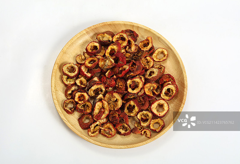 木盘里的山楂干摆放在白色背景上图片素材