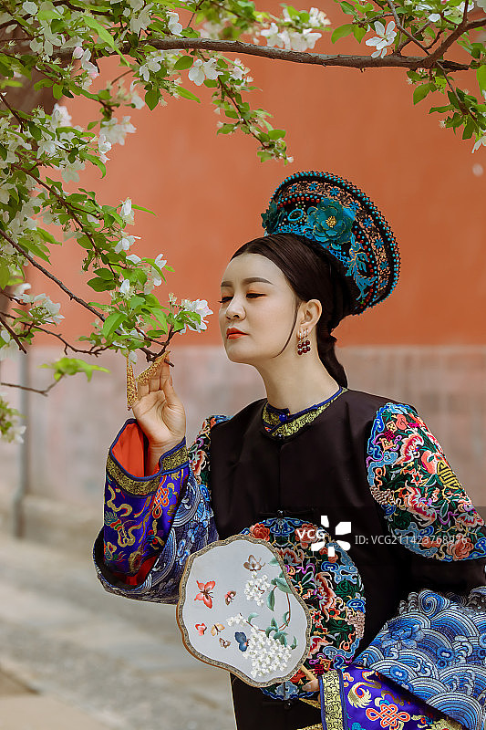 中国北京故宫紫禁城里的清朝女性古装造型图片素材