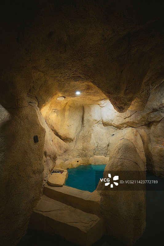 洞穴酒店内部温泉图片素材