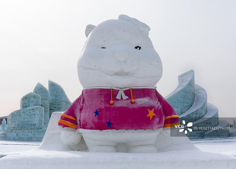 哈尔滨冰雪大世界迎宾广场的冰雪雕塑熊小雪图片素材