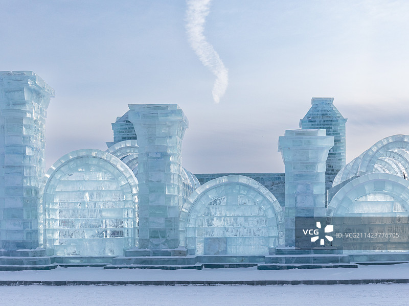 哈尔滨冰雪大世界晴空下的冰雕图片素材