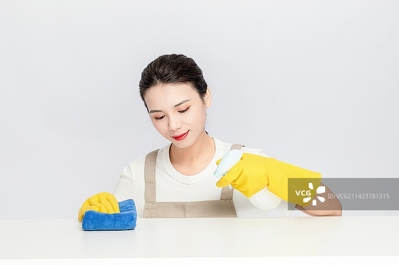 白色背景中中国年轻女性打扫卫生图片素材