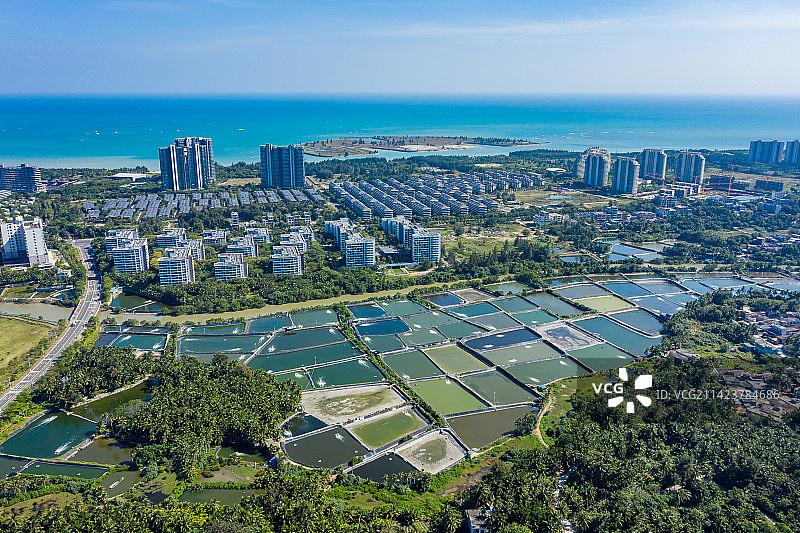航拍海南省琼海市潭门镇沿海养殖场 鱼塘与虾塘密集连片 池塘水体颜色各异天然调色盘图片素材
