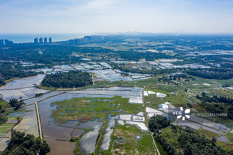 航拍海南省琼海市潭门镇沿海养殖场 鱼塘与虾塘密集连片 池塘水体颜色各异天然调色盘图片素材