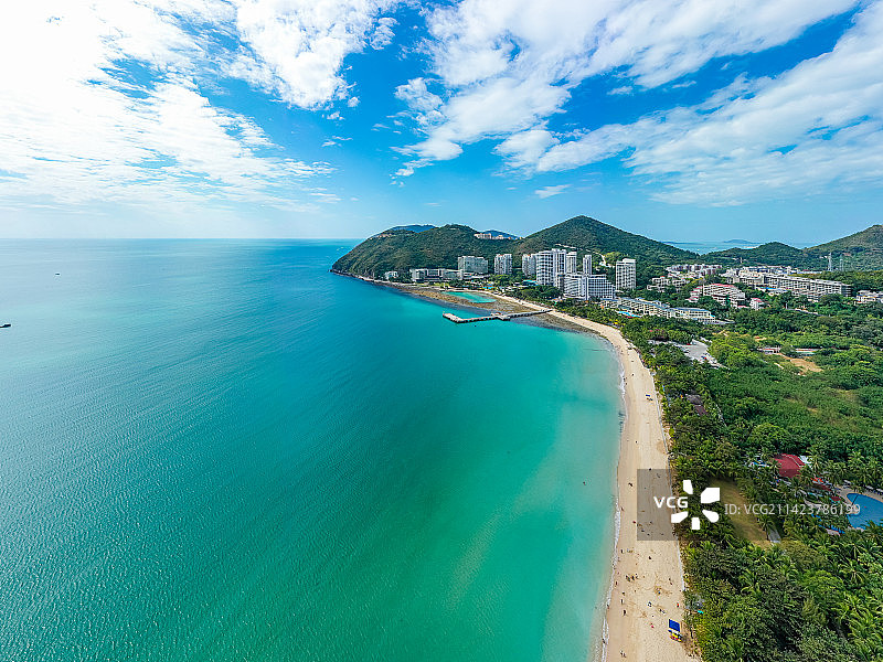 航拍海南三亚大东海旅游区沙滩海景 三面环山月牙形海湾沙滩 海滨度假区图片素材