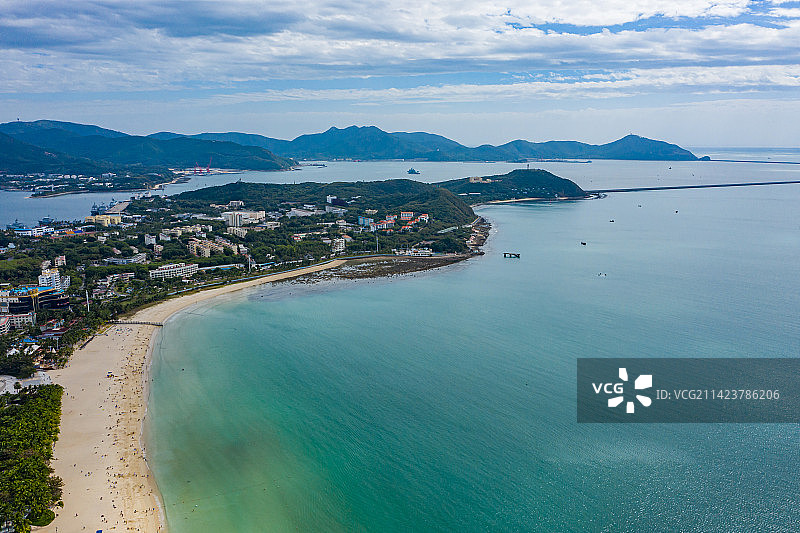 航拍海南三亚大东海旅游区沙滩海景 三面环山月牙形海湾沙滩 海滨度假区图片素材