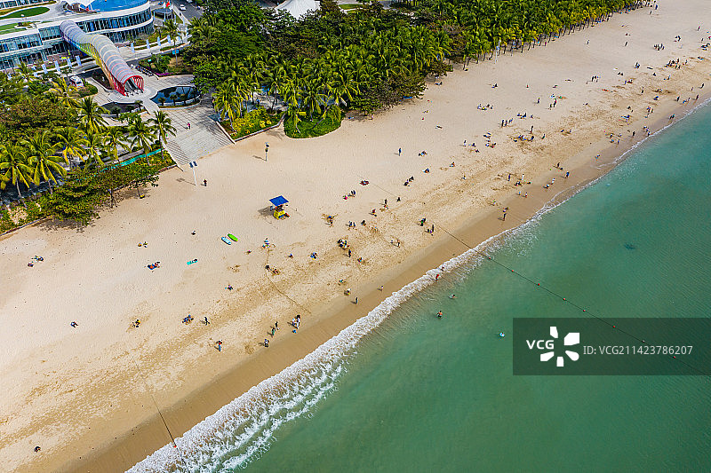 航拍海南三亚大东海旅游区沙滩海景 海湾沙滩 海滨度假区图片素材