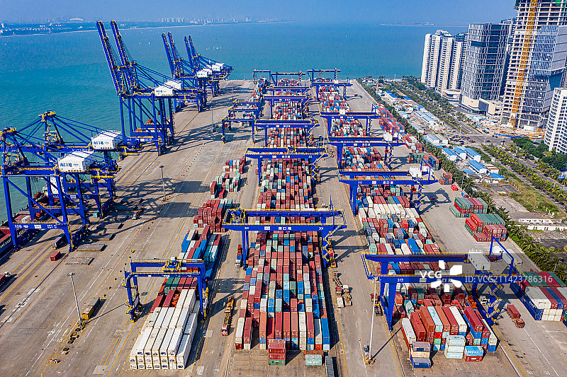 航拍海南海口港集装箱码头 海运货物 海南自由贸易港现代物流服务体系图片素材