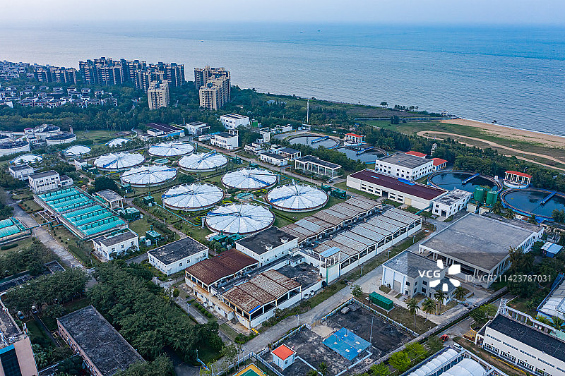 航拍海南海口白沙门污水处理厂 海甸岛海边污水厂 沉淀池 曝气池 污水处理池图片素材