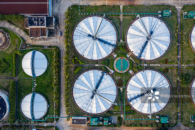 航拍海南海口白沙门污水处理厂 海甸岛海边污水厂 沉淀池 曝气池 污水处理池图片素材