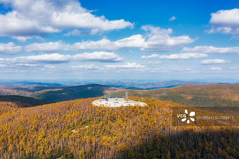 内蒙古呼伦贝尔市额尔古纳市莫尔道嘎国家森林公园大兴安岭林区与公路秋季户外航拍全景图片素材