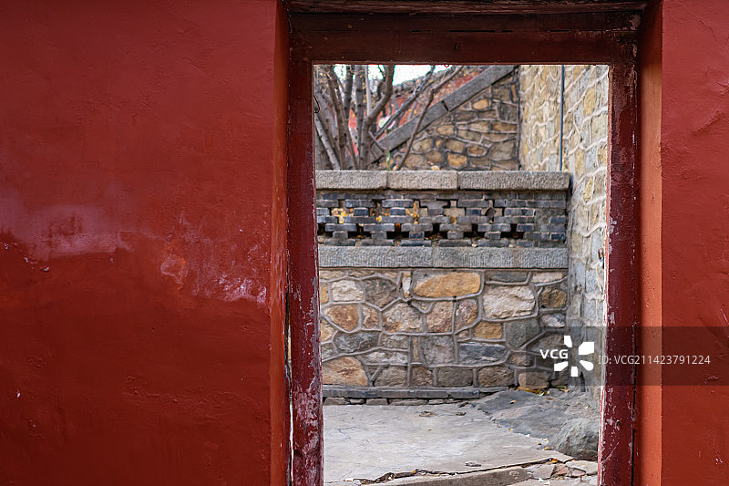 中国山东省泰安市泰山旅游风景区著名景点，普照寺寺庙的随墙门入口，户外白昼无人图像摄影图片素材