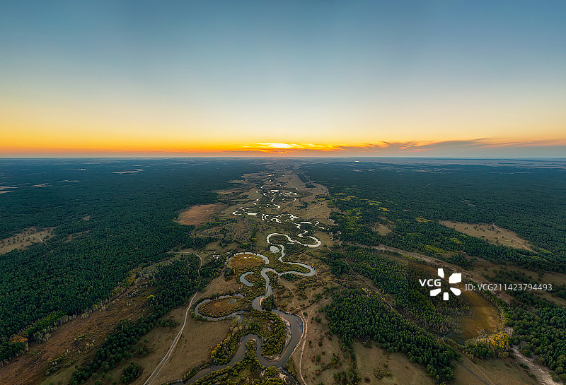 内蒙古呼伦贝尔市鄂温克族自治旗辉河林场秋季日落时分河流剪影航拍视角图片素材