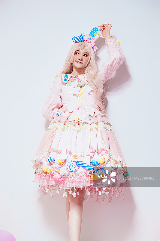 穿着糖果洛丽塔服装庆祝生日的亚洲少女图片素材
