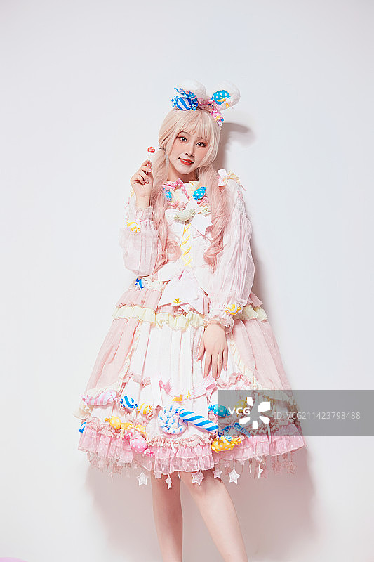 穿着糖果洛丽塔服装庆祝生日的亚洲少女图片素材