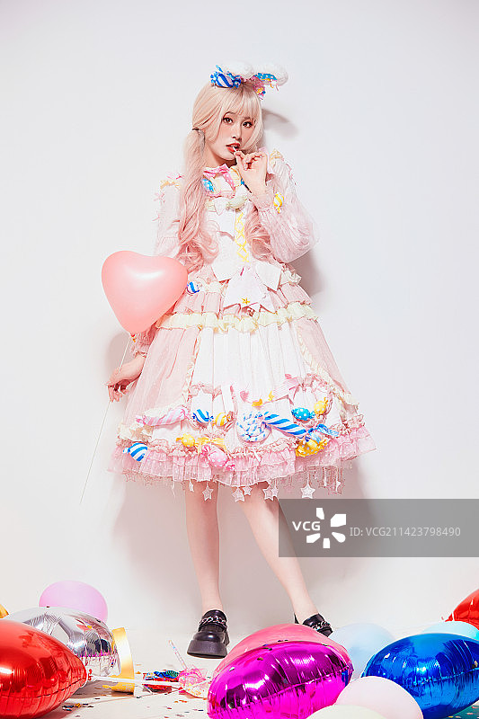 穿着糖果洛丽塔服装庆祝生日的亚洲少女图片素材