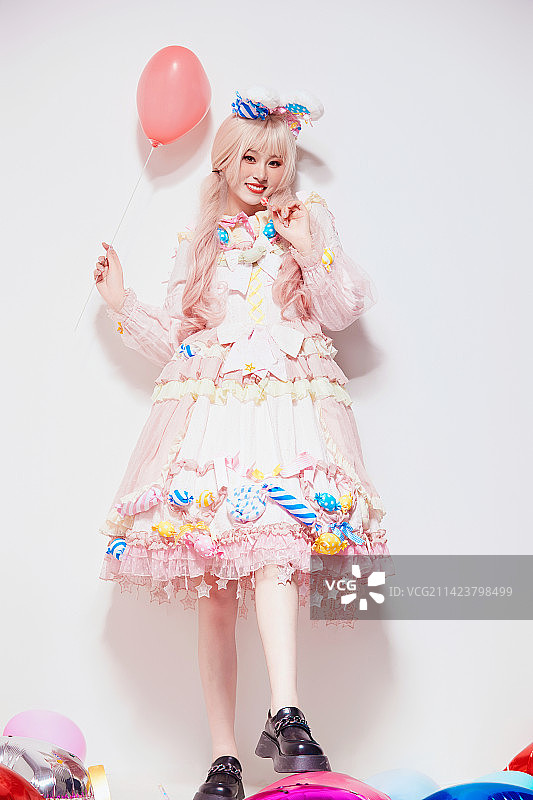穿着糖果洛丽塔服装庆祝生日的亚洲少女图片素材