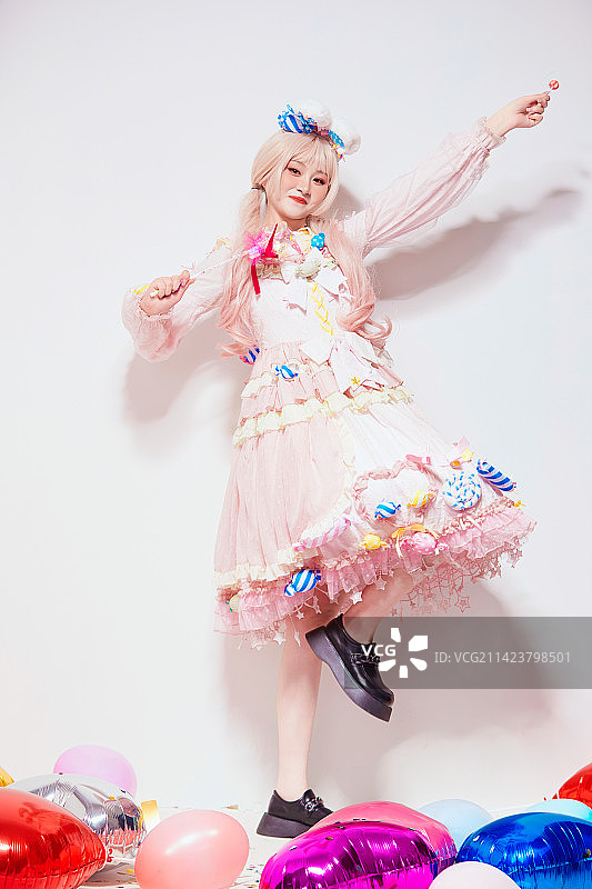 穿着糖果洛丽塔服装庆祝生日的亚洲少女图片素材
