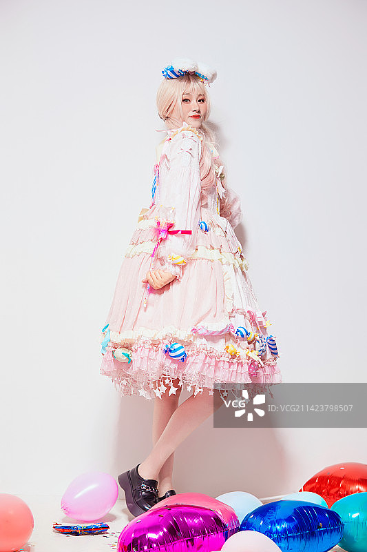 穿着糖果洛丽塔服装庆祝生日的亚洲少女图片素材