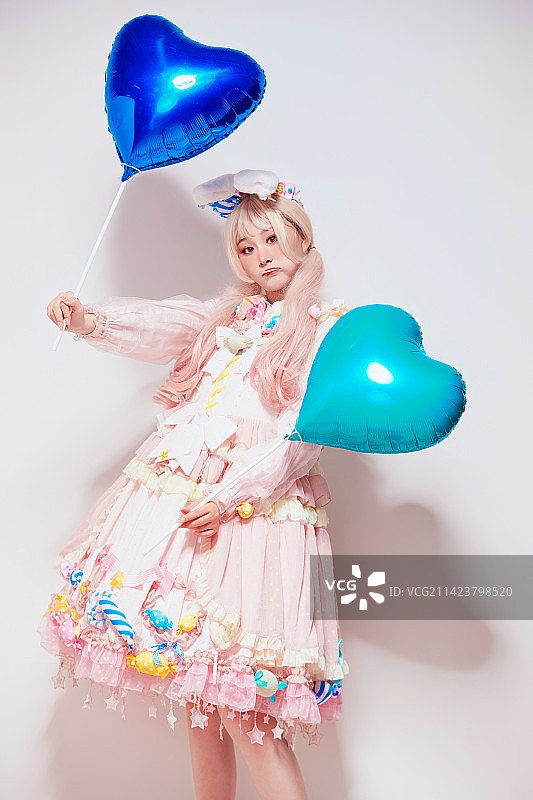 穿着糖果洛丽塔服装庆祝生日的亚洲少女图片素材