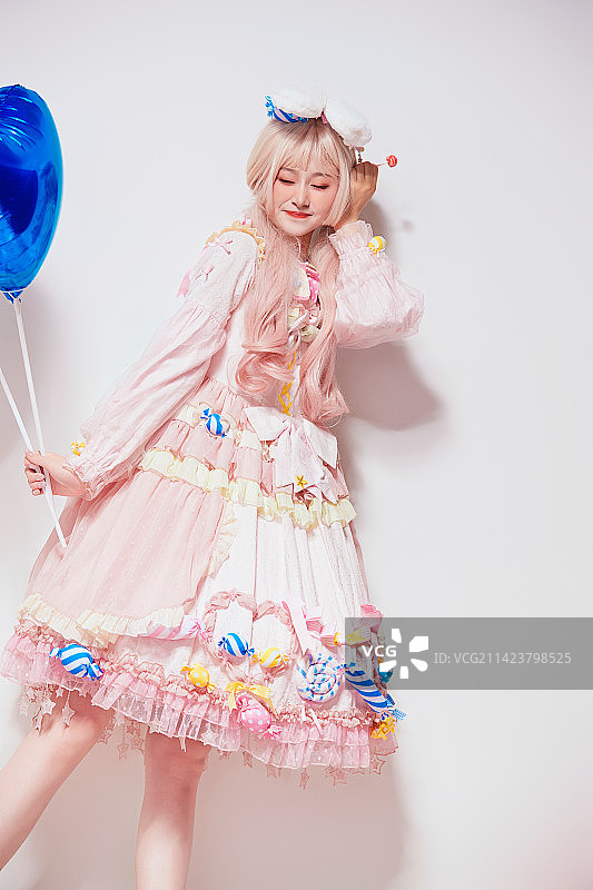 穿着糖果洛丽塔服装庆祝生日的亚洲少女图片素材