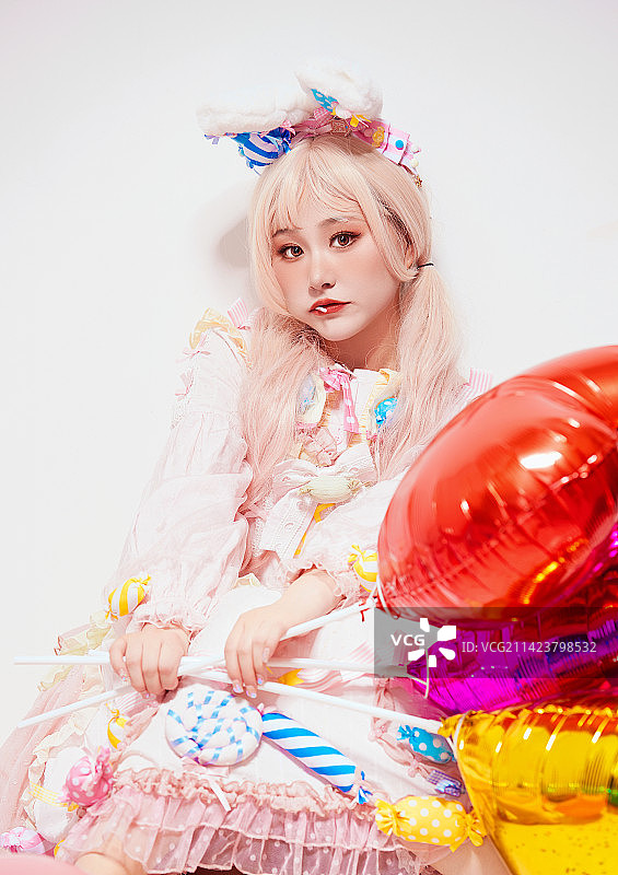 穿着糖果洛丽塔服装庆祝生日的亚洲少女图片素材